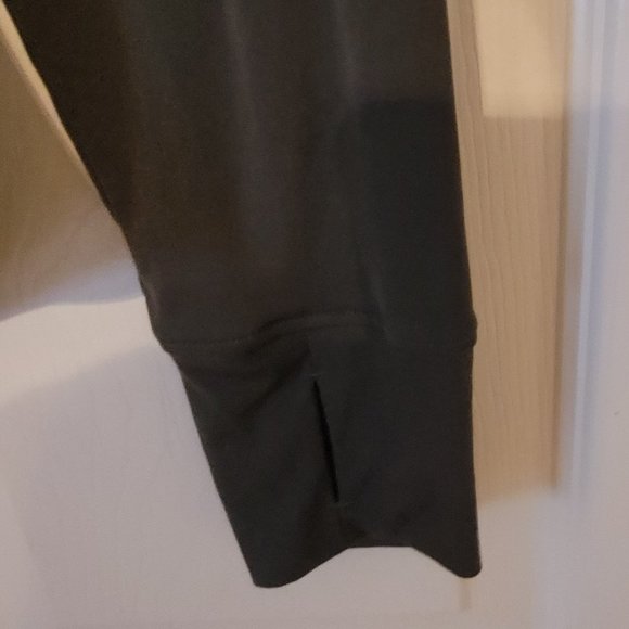 3/$15 UNDER ARMOUR Heat Gear Hooded shirt - Picture 2 of 3